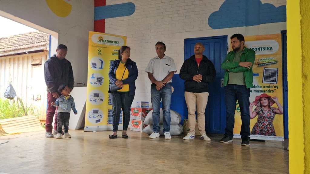 Main dans la main: Entraide communautaire 